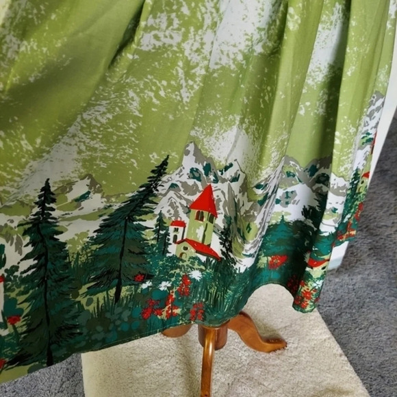 Green Detailed Bodice Fit and Flare‎ Retro Inspired Sun Dress - Picture 9 of 16